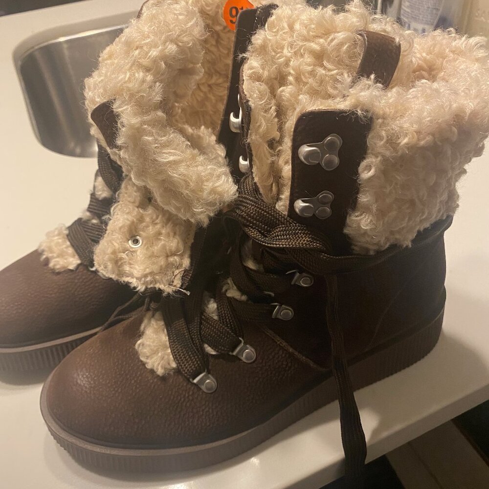 Boots brown leather ,size 9,5 fur inside Brand NEW very soft